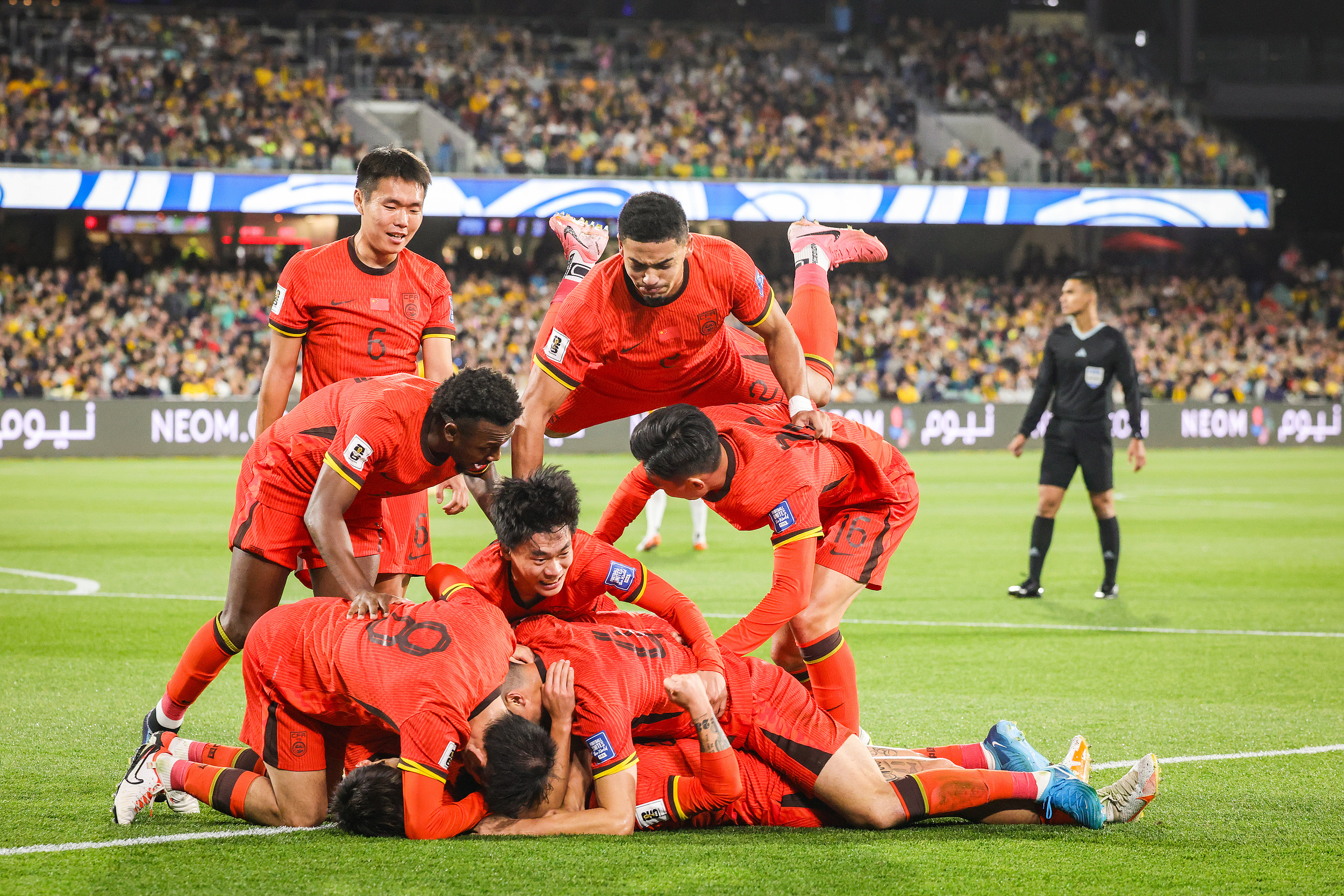 中国队绝杀瑞典队，张继科点燃赛场