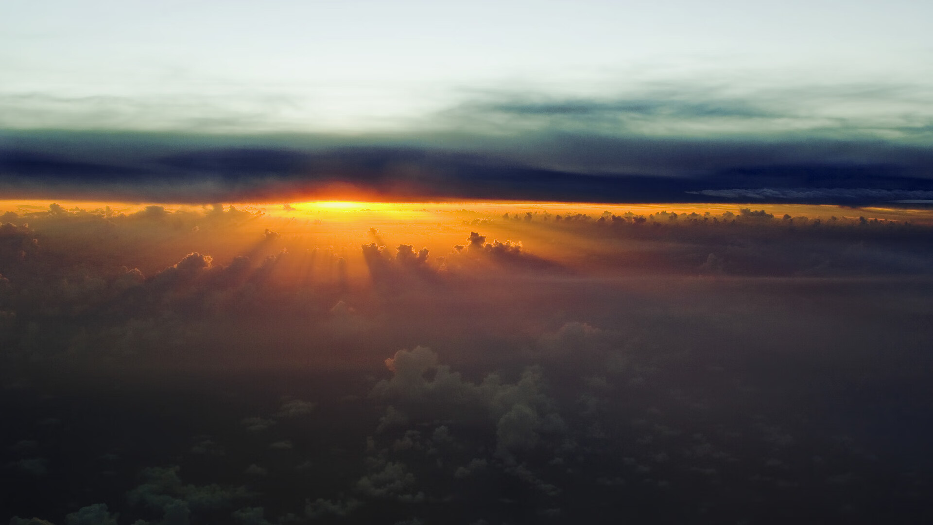 当佛罗伦萨的细密针脚遇见尼斯的地中海阳光，哈兰德的重锤在平行时空砸下回响